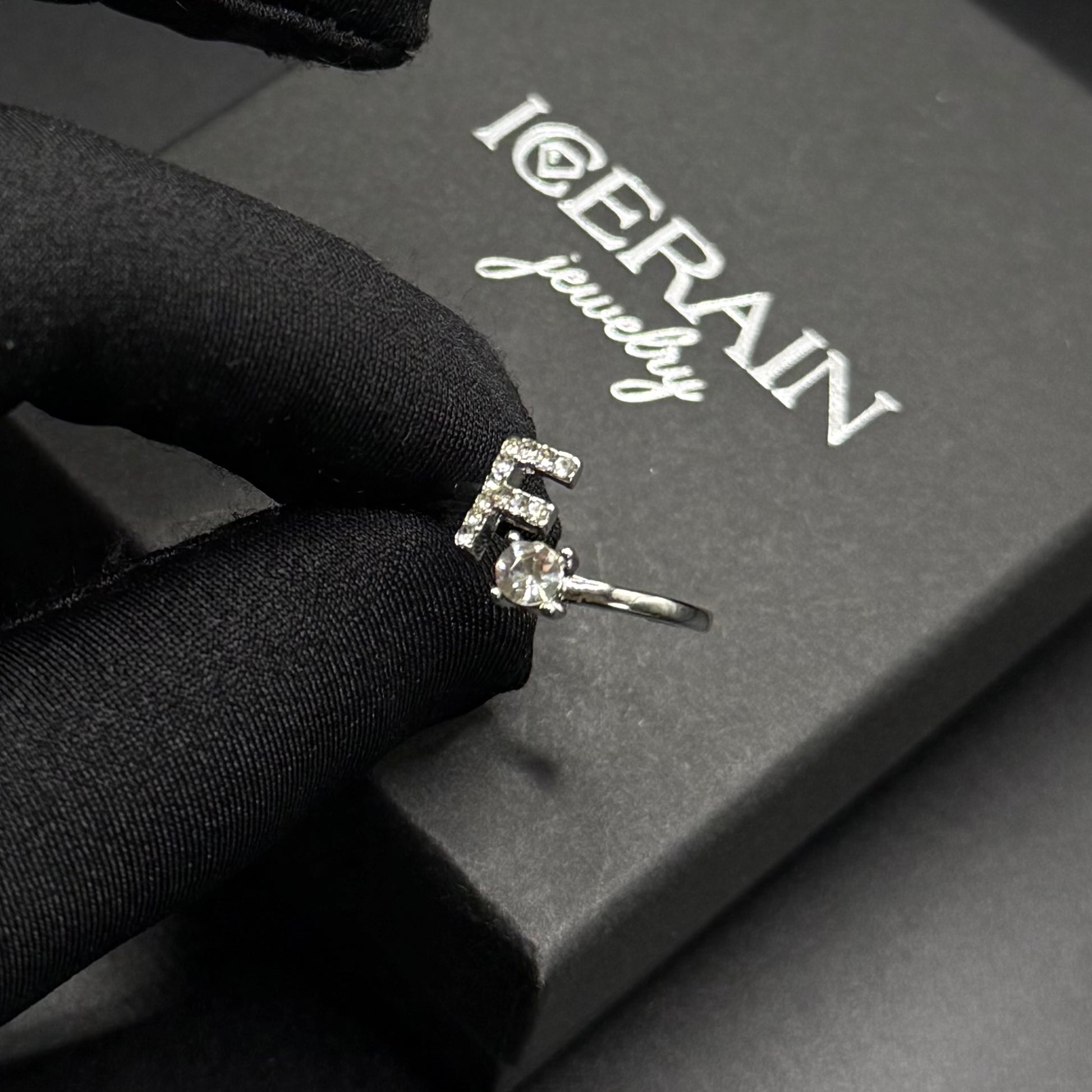 PERSONALISIERTER ICED OUT ANFANGSBUCHSTABEN "NOZZE" RING - ICERAIN JEWELRY