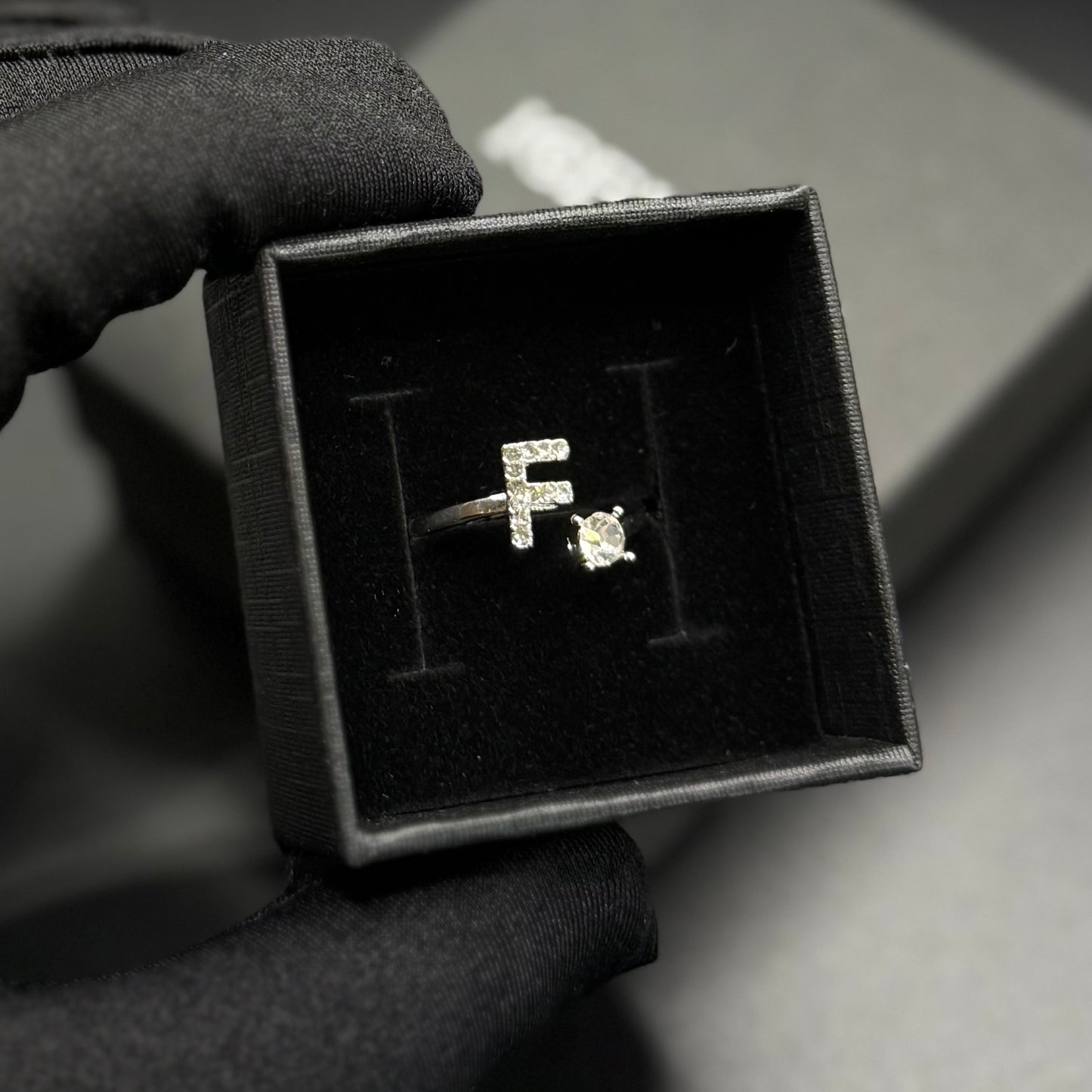 PERSONALISIERTER ICED OUT ANFANGSBUCHSTABEN "NOZZE" RING - ICERAIN JEWELRY