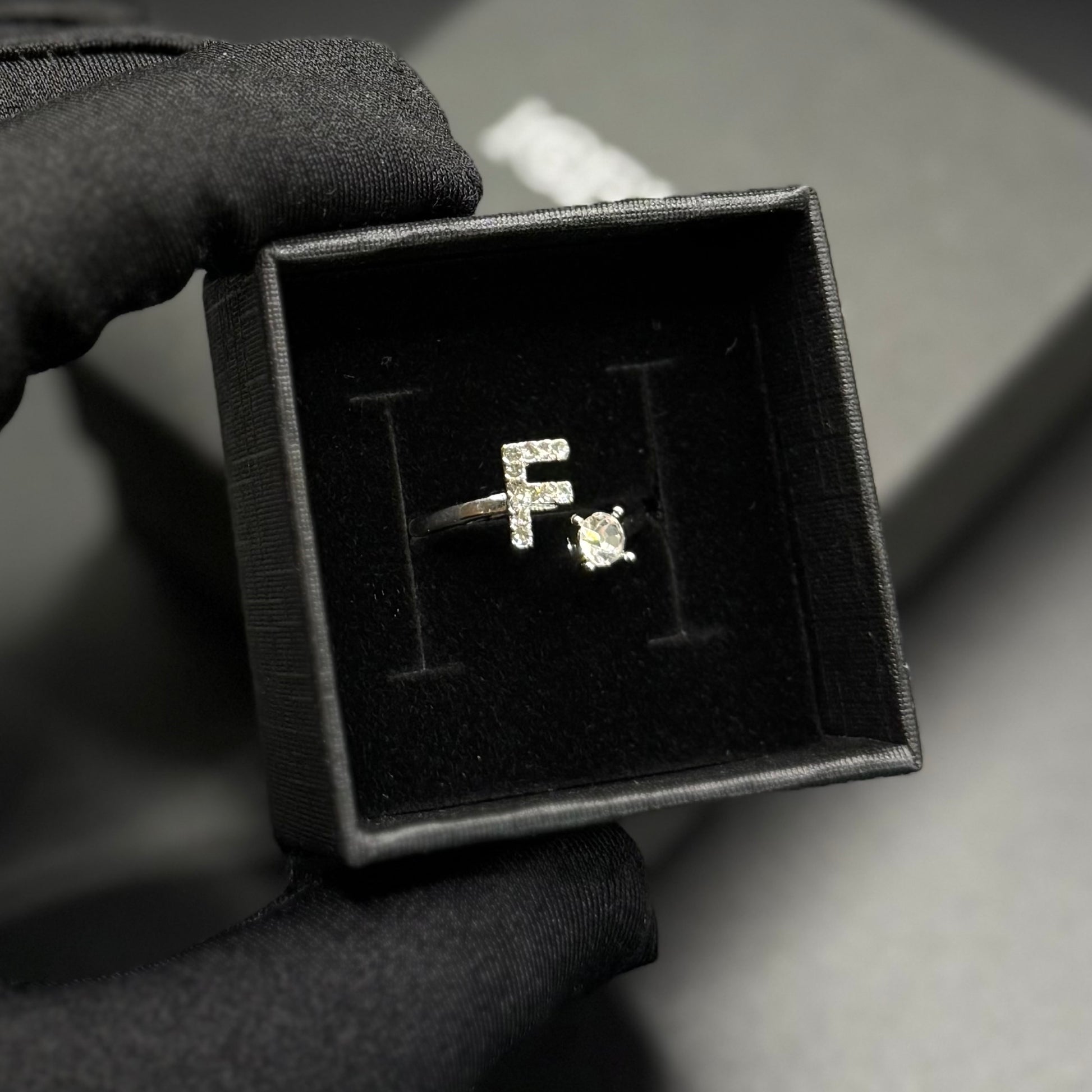 PERSONALISIERTER ICED OUT ANFANGSBUCHSTABEN "NOZZE" RING - ICERAIN JEWELRY