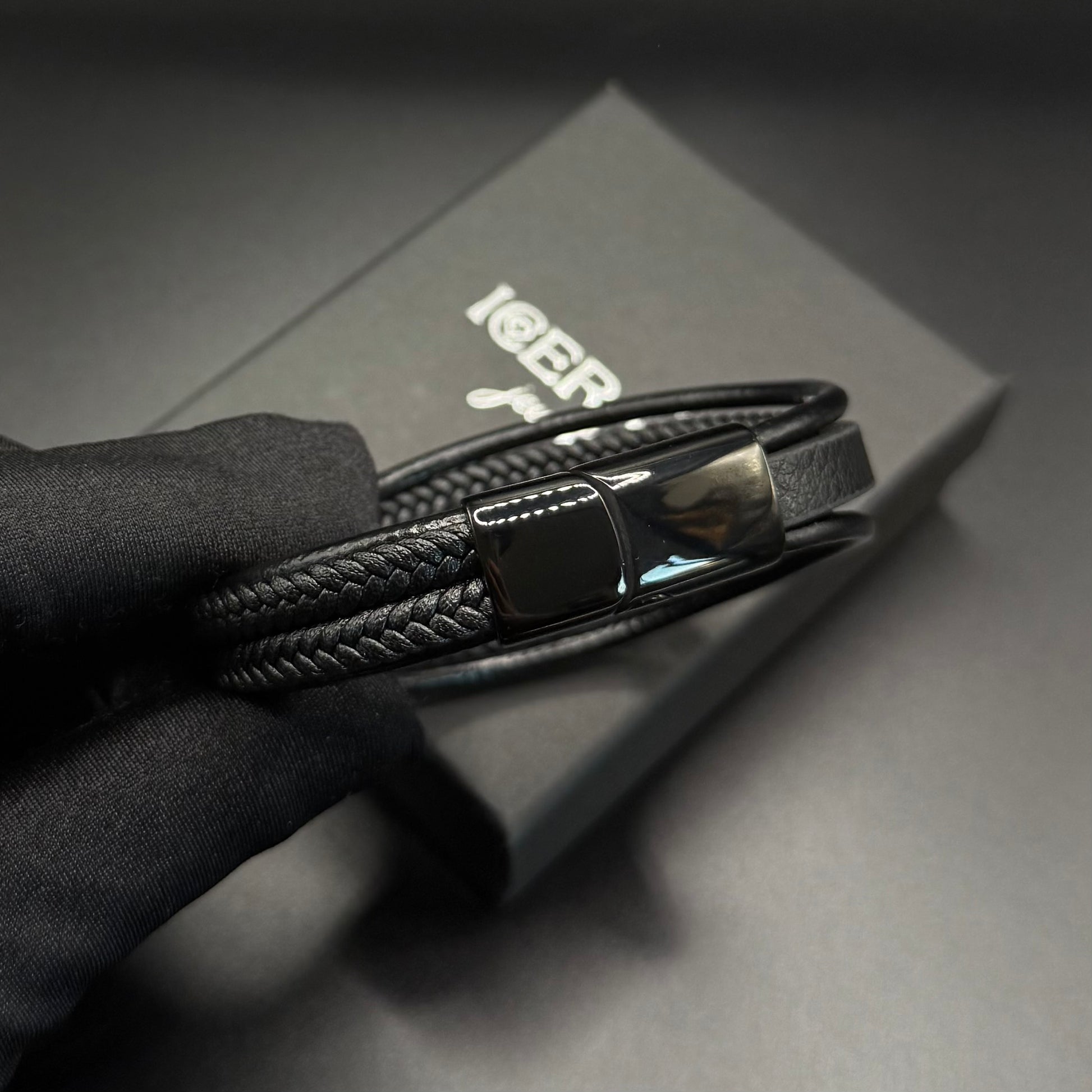 SALE | LEDER 19CM "BLACK INFINITY" ARMBAND - ICERAIN JEWELRY