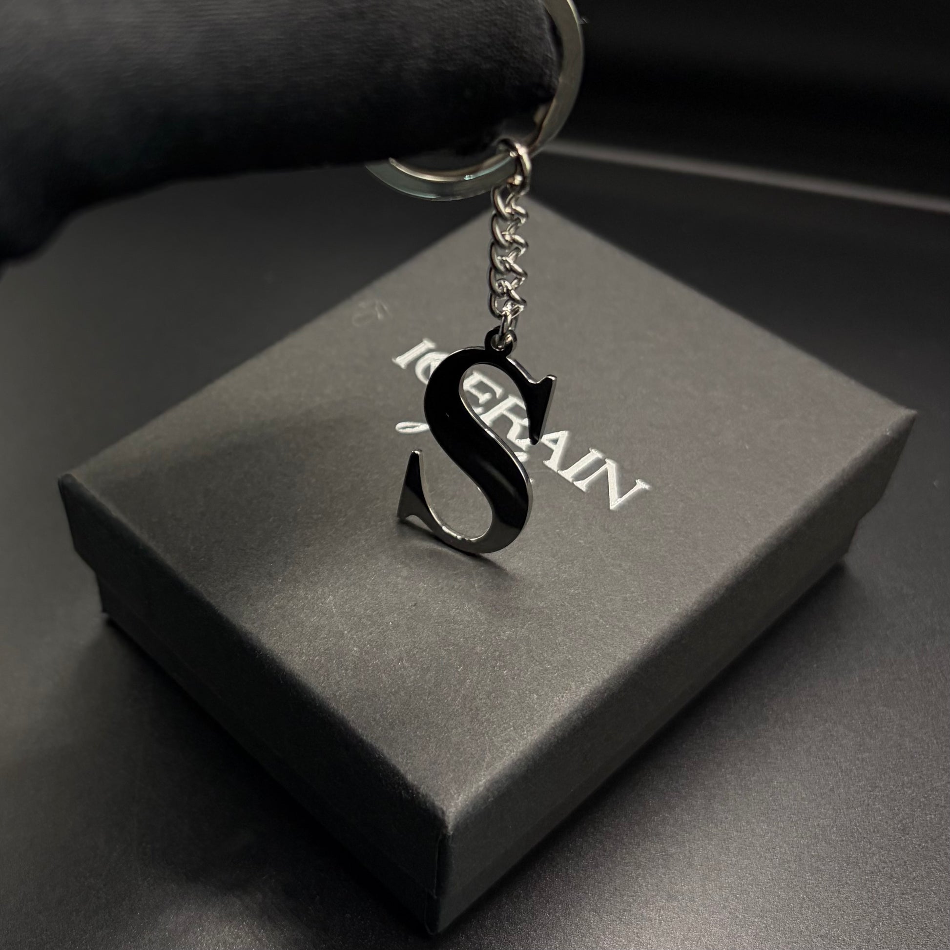 PERSONALISIERTER EDELSTAHL ANFANGSBUCHSTABE "FLISH" SCHLÜSSELANHÄNGER - ICERAIN JEWELRY