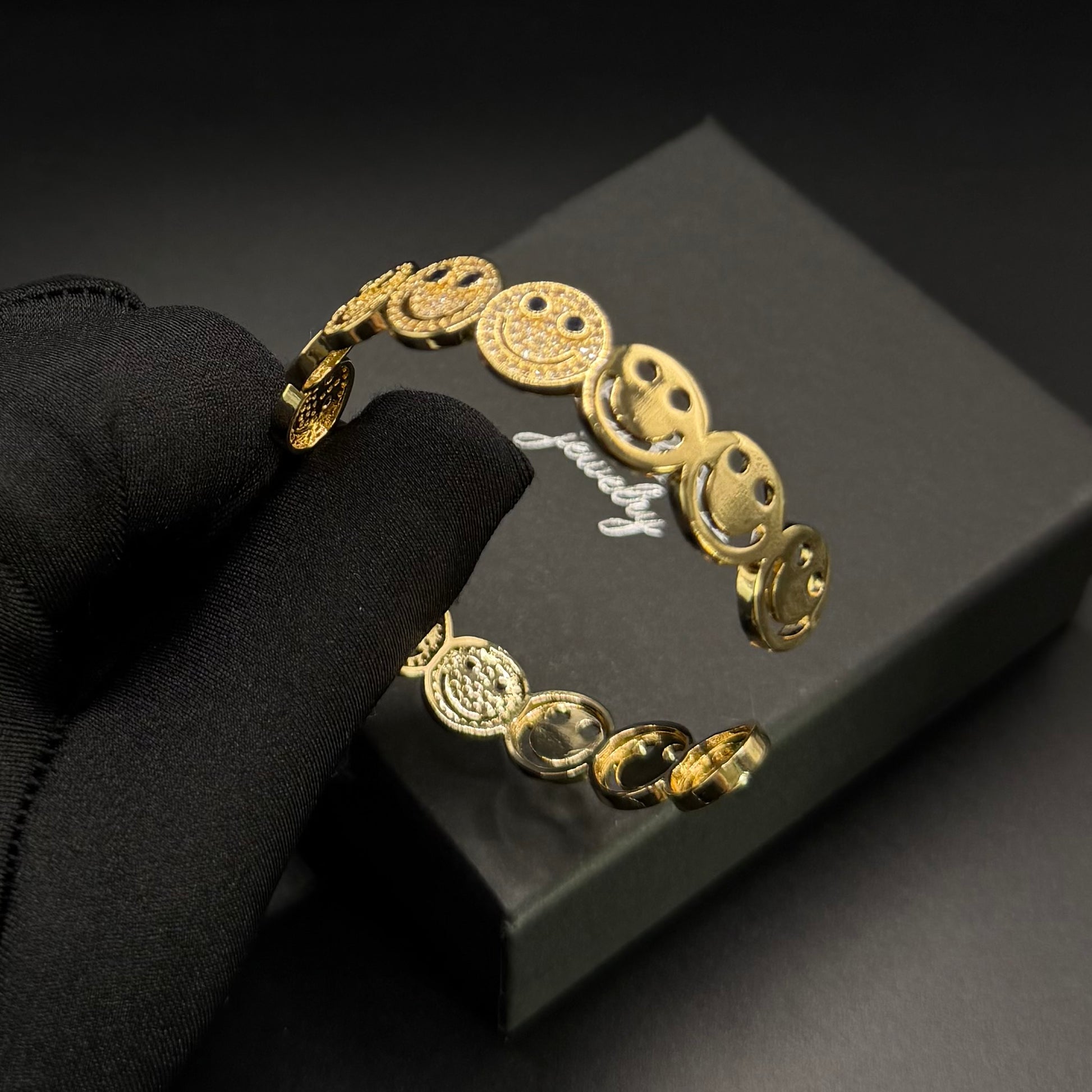 ICED OUT "SMILE" ARMREIF - ICERAIN JEWELRY